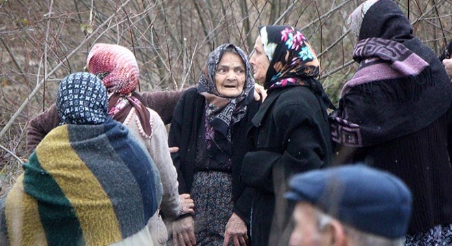 Yanan ahır ve samanlığına müdahaleyi korkuyla izledi