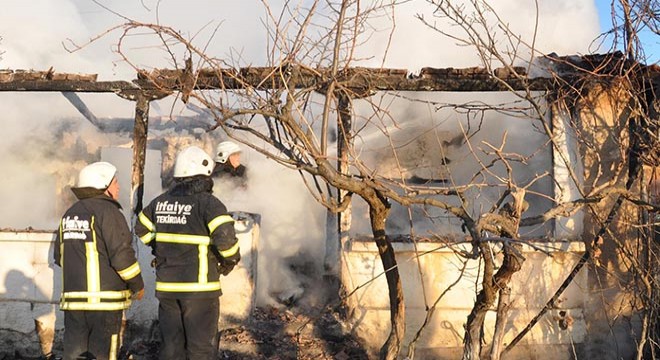 Yanan ev kullanılamaz hale geldi, 2 kişi yaralandı