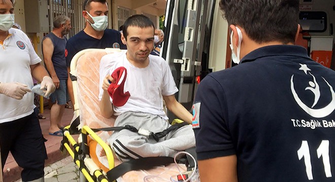 Yanan evde mahsur kalan çift ile engelli oğullarını mahalleli kurtardı