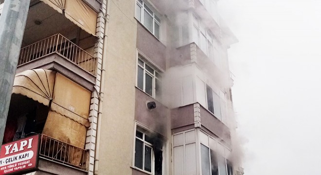 Yanan evde mahsur kalan kadını taksi şoförü kurtardı