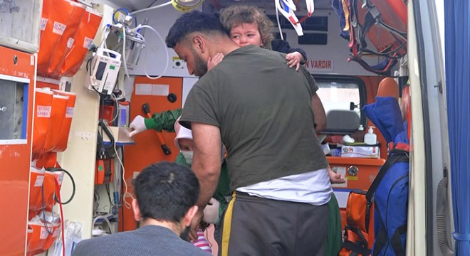 Yanan evde yaşayan iki aileden 8 kişiyi itfaiye kurtardı