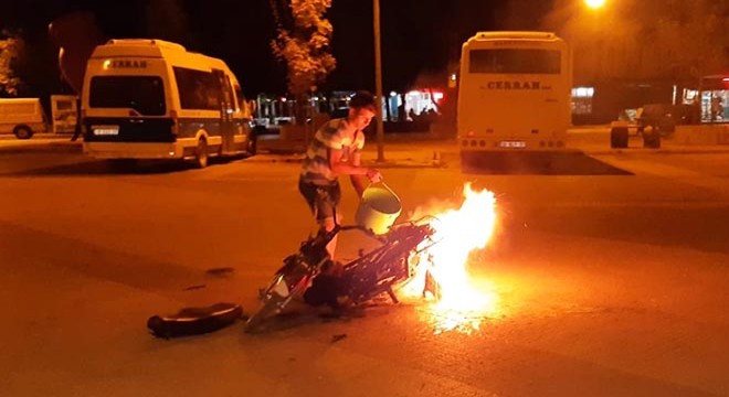 Yanan motosiklet, kovalarla taşınan suyla söndürüldü