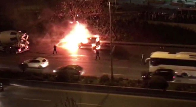 Yanan otomobil, beton mikserinden sıkılan suyla söndürüldü