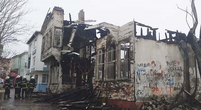 Yanan tarihi konak, yeniden inşa edilecek