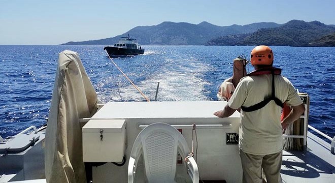 Yanan teknedeki 4 kişi kurtarıldı