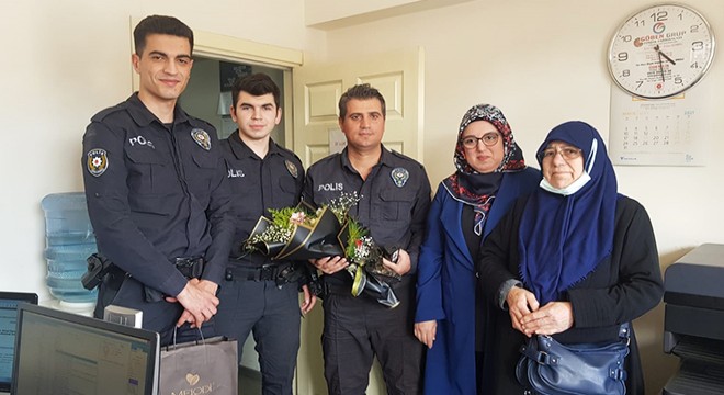 Yanan araçtan kurtaran polislere, anne- kızdan teşekkür