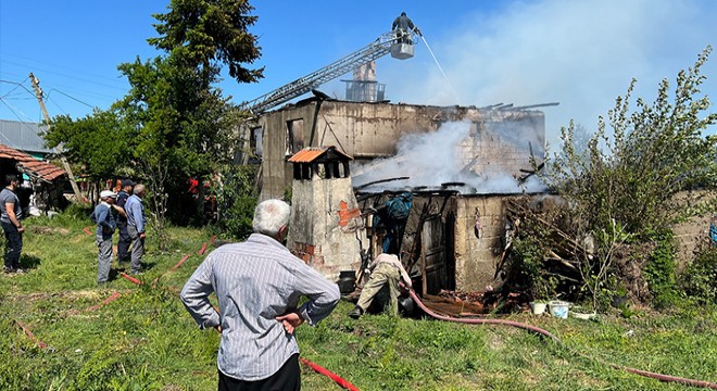 Yanan evi ve hayvanları için gözyaşı döktü