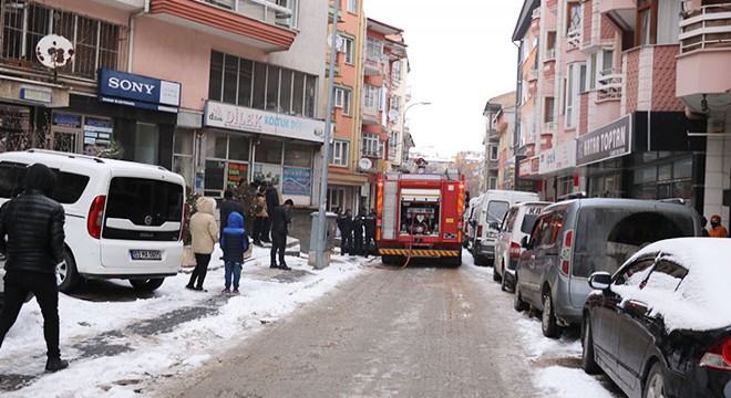 Yanan evinden itfaiyeciler baygın çıkardı