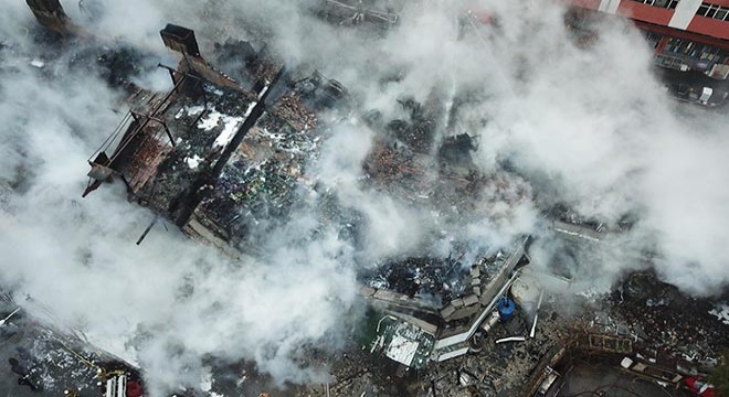 Yanan fabrika havadan fotoğraflandı