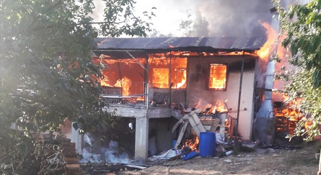 Yangın çıkan ev kullanılamaz hale geldi