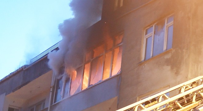 Yangın paniği; biri çocuk 3 kişi kurtarıldı