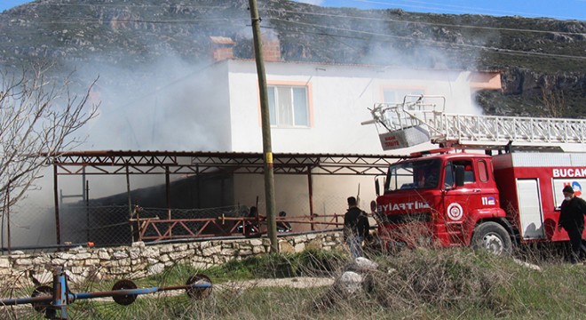 Yangın eve sıçramadan söndürüldü