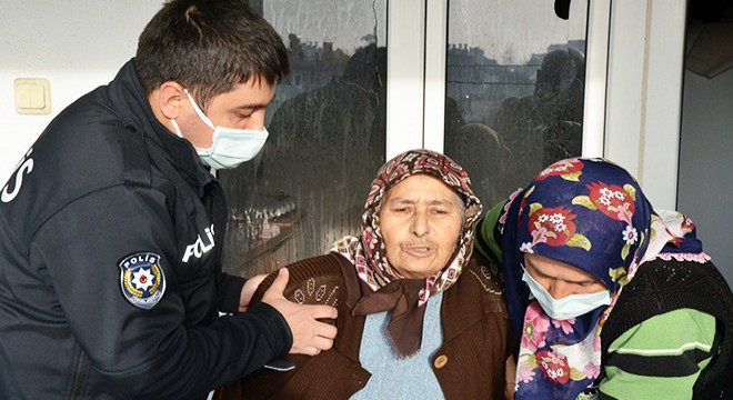 Yangın sırasında balkona çıkan yaşlı kadın güçlükle ikna edilip, indirildi