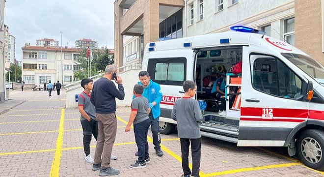 Yangın ziline basan öğrenci izdihama neden oldu