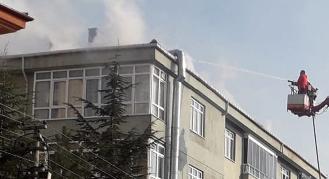 Yangına müdahale eden 2 itfaiye eri dumandan etkilendi