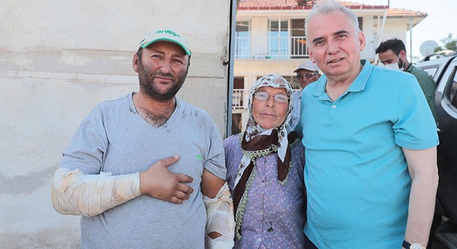 Yangına müdahale ederken traktörü yanan çiftçiye, yeni traktör