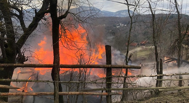 Yangında ahşap ev kullanılmaz hale geldi