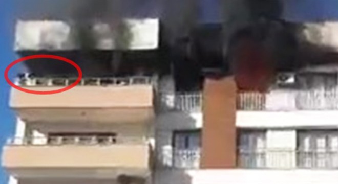 Yangında balkonda mahsur kalan aileyi itfaiye kurtardı