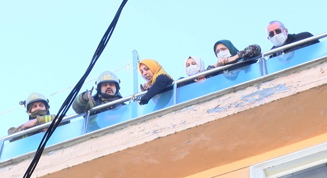 Yangında mahsur kalan 14 kişiyi itfaiye kurtardı