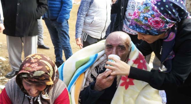 Yangında mahsur kalan yaşlı çifti komşuları kurtardı