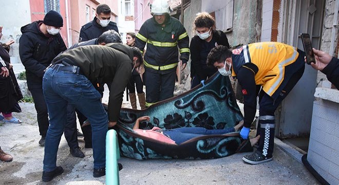 Yangında mahsur kaldı, itfaiye ekipleri kurtardı
