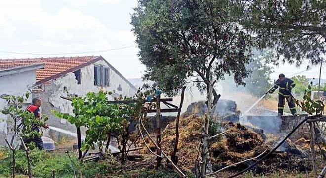 Yangında 1 ton saman zarar gördü