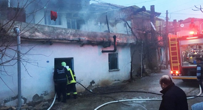 Yangında dumandan etkilenen kadın hastaneye kaldırıldı