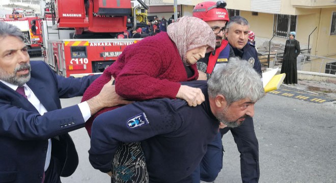 Yangında mahsur kalanları itfaiye kurtardı