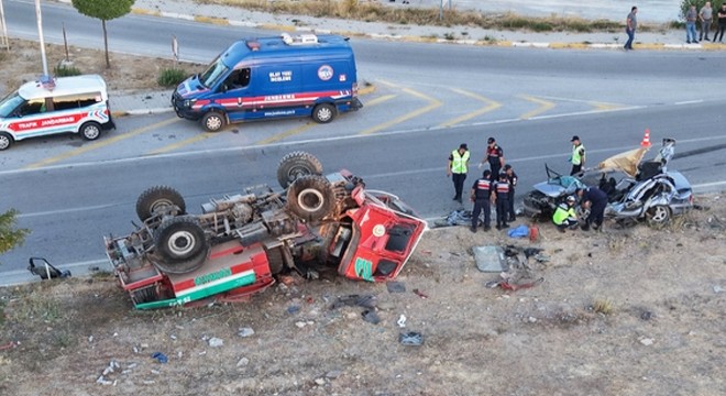 Arazöz ile otomobil çarpıştı: 1 ölü, 5 yaralı
