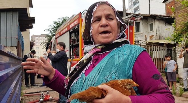 Yangından kurtardığı tavuğu ile evinin yanışını izledi