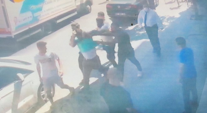 Yanlış anlaşılmaya tekme tokat dayak kamerada