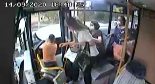 Yanlış park uyarısı yapan otobüs şoförüne darp kamerada