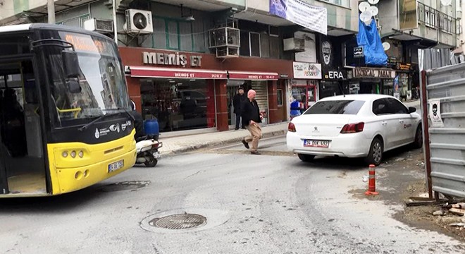 Yanlış parkla trafiği kilitledi; "Otomobilim küçük" dedi