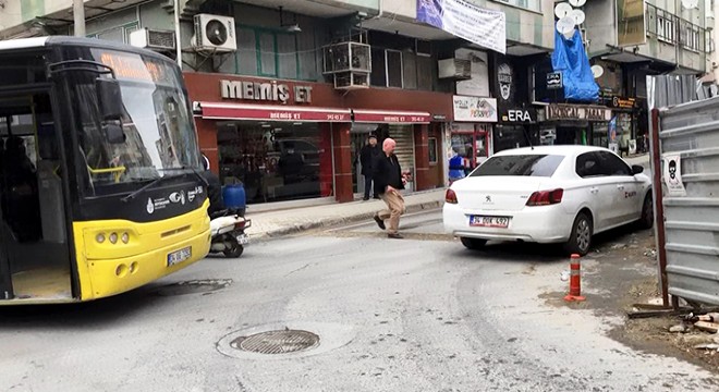 Yanlış parkla trafiği kilitledi;  Otomobilim küçük  dedi