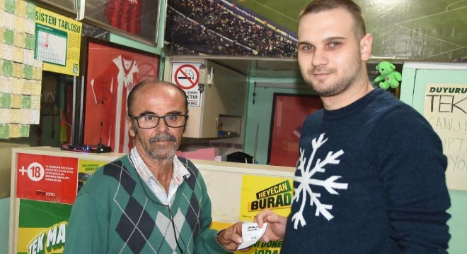 Yanlışlıkla kendisine verilen ikramiye kazanan kuponu iade etti