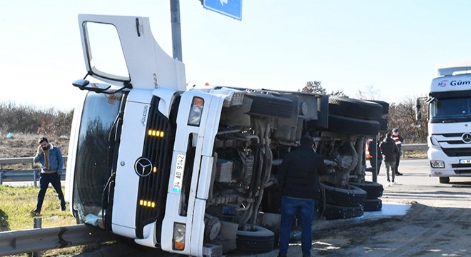Yapıştırıcı yüklü kamyon devrildi