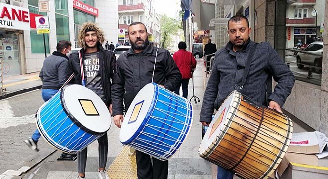 Yaptığı ramazan davullarını satışa çıkardı