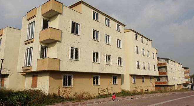 Yaptığı sitedeki 24 daireyi 50'den fazla kişiye satıp kaçtı