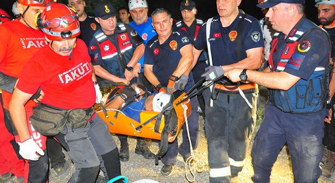Yaralanan dağcı 11 saatte kurtarıldı