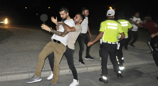 Yaralı yakınlarıyla çevrede toplananlar arasında kavga