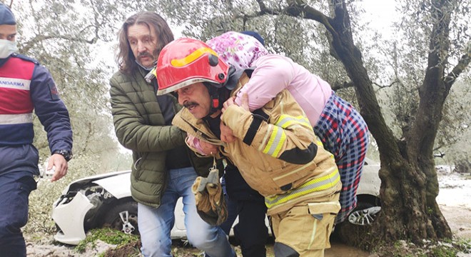 Yaralı kadını, itfaiye eri sırtında ambulansa taşıdı