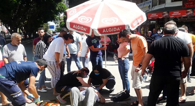Yaralının başında plaj şemsiyesiyle beklediler