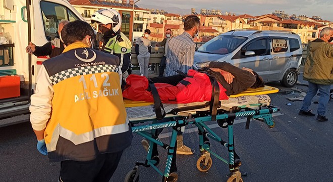 Yardım için park ettiği aracına motosiklet çarptı