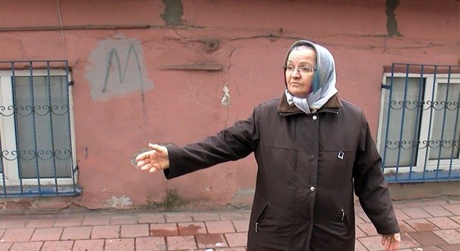 Yardım bahanesiyle girdikleri evde yaşlı kadını soydular