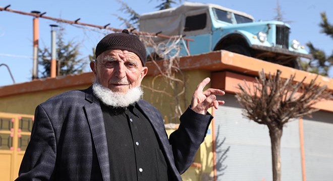 Yarım asırlık cipini, 18 yıldır garajın damında saklıyor