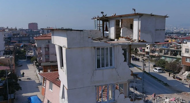 Yarısı çöken binanın üstündeki güvercin evi ayakta kaldı