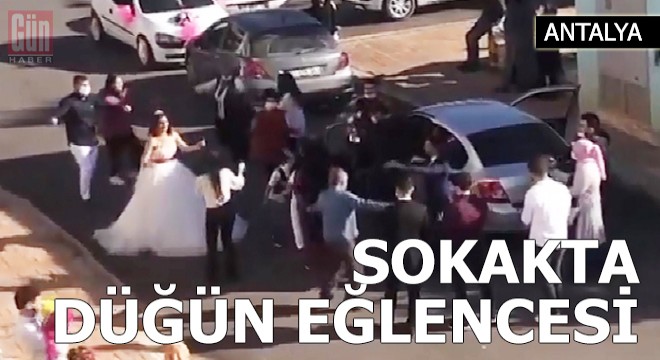 Yasağa aldırmadan sokakta düğün eğlencesi yaptılar