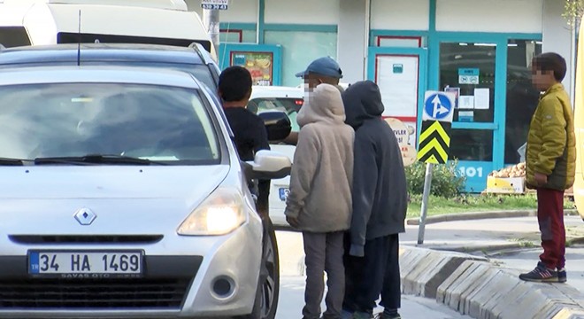 Yasağa rağmen araçların camını silen çocuklar kamerada