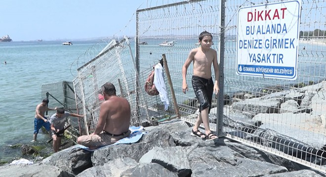 Yasaklı plajda denize girdiler