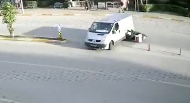 Yaşam mücadelesi veren kuryenin trafik kazası kamerada